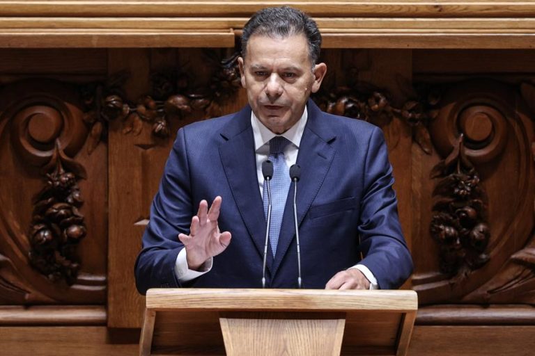PM critica os que “estão atrelados ao tanque” de eleições, moções, demissões e insinuações