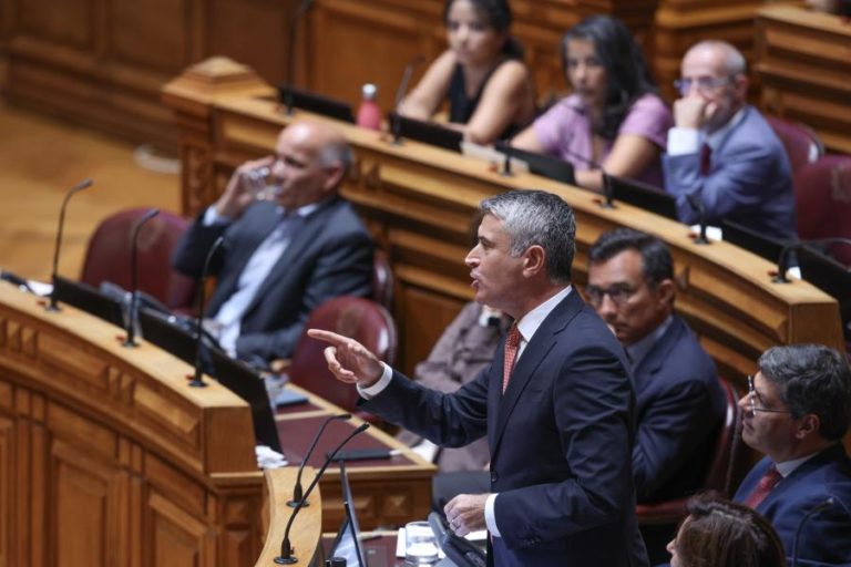 Carneiro afirma que abstenção do PS bloqueia crise política e critica Governo