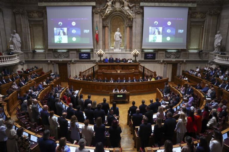 Moção de censura apresentada pelo Chega rejeitada com abstenção do PS