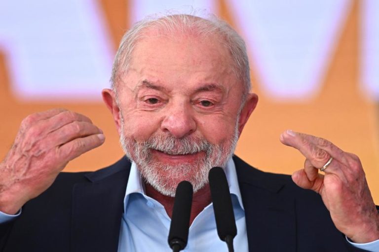 Lula sanciona lei que acaba com imposto sobre compras internacionais até 50 dólares