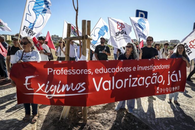 Protesto com meia centena recebe PM em Setúbal no início do ano letivo