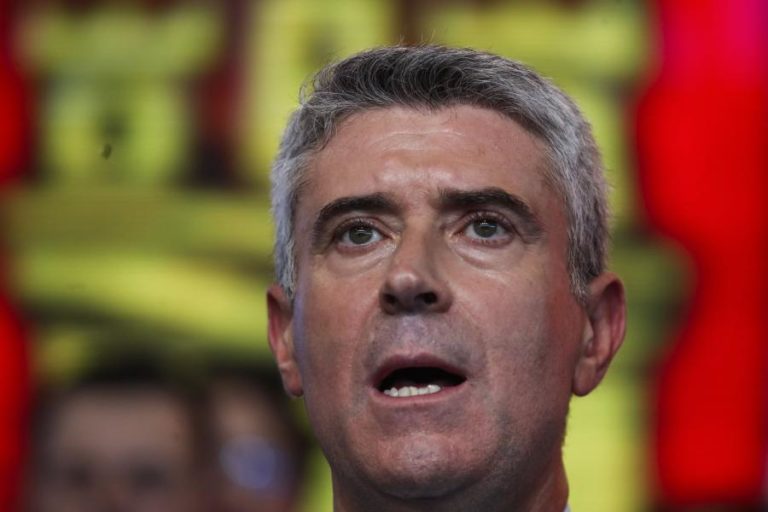 Carneiro diz que o PS foi o primeiro a defender a redução do IVA dos combustíveis
