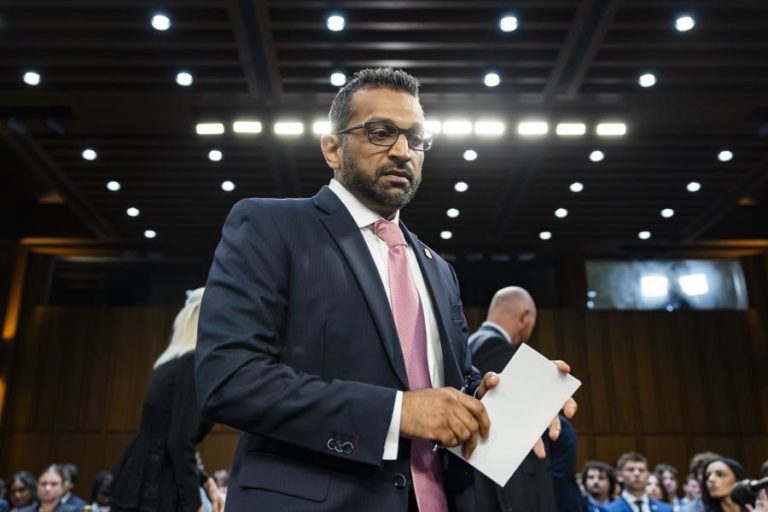 Senadores democratas acusam diretor do FBI de intimidar jornalistas