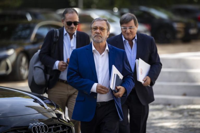 UGT quer salário mínimo nos 1.000 euros em 2027 e CGTP pede “choque salarial”
