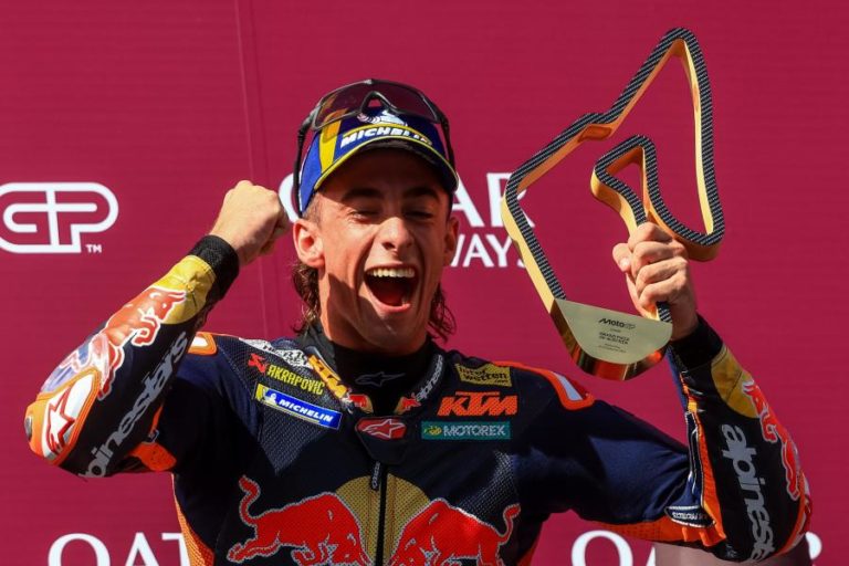 Pedro Acosta estreia-se a vencer e dá à KTM triunfo que escapava desde Oliveira