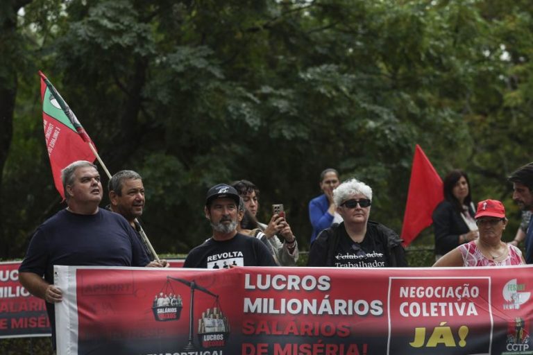 Meia centena de trabalhadores protestam em frente à Cimeira do Turismo