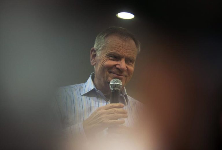 Morreu aos 86 anos Jeffrey Archer, autor britânico de ´best-sellers´ e ex-político