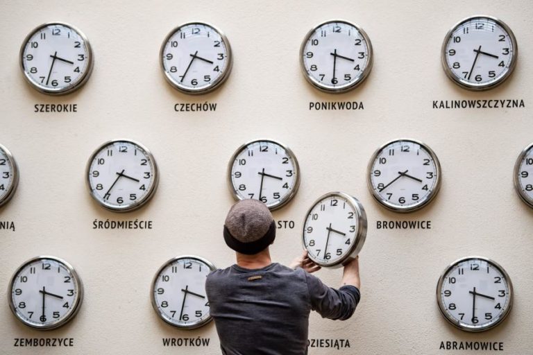 Relógios atrasam uma hora na madrugada de domingo