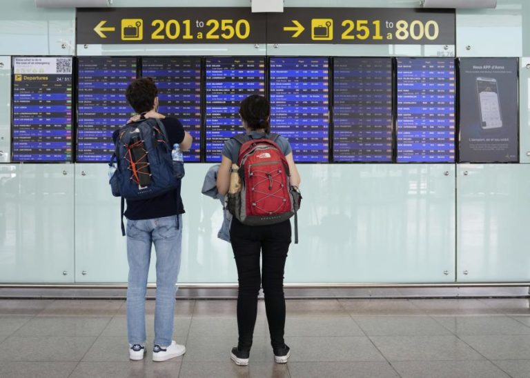 Temporal suspende hoje 29 voos no aeroporto de Barcelona-El Prat