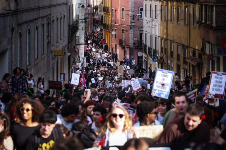 Estudantes anunciam protesto em Lisboa contra descongelamento das propinas