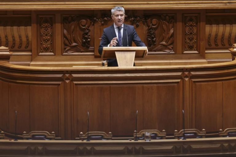 Habitação: Carneiro espera que Montenegro deixe cair nova lei das rendas