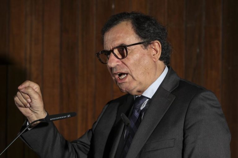Ministro reconhece “enorme atraso” no rendimento dos portugueses