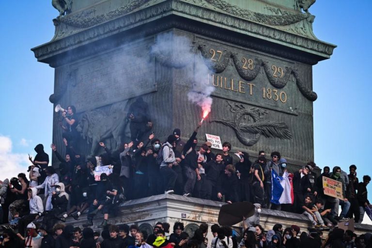 Menos escolas fechadas em França, mas estudantes e professores convocam mais protestos