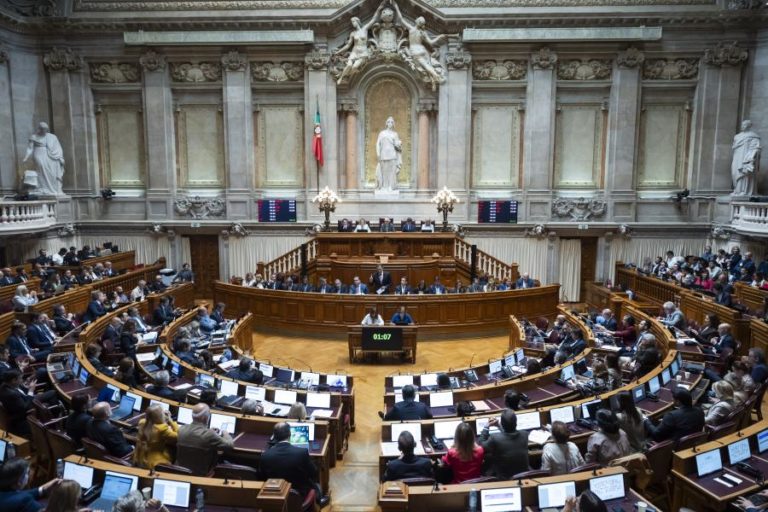 Parlamento aprova redução intercalar das taxas do IRS em 2026