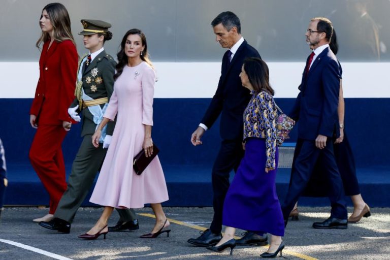 Extrema-direita em Ceuta e Sánchez vaiado em Madrid em dia de festa nacional