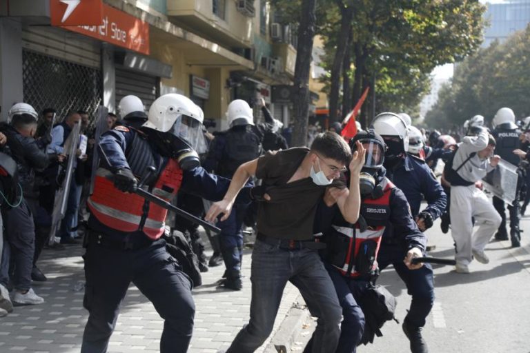 Protestos anti-Governo na Albânia deixam 71 polícias feridos e 71 detidos