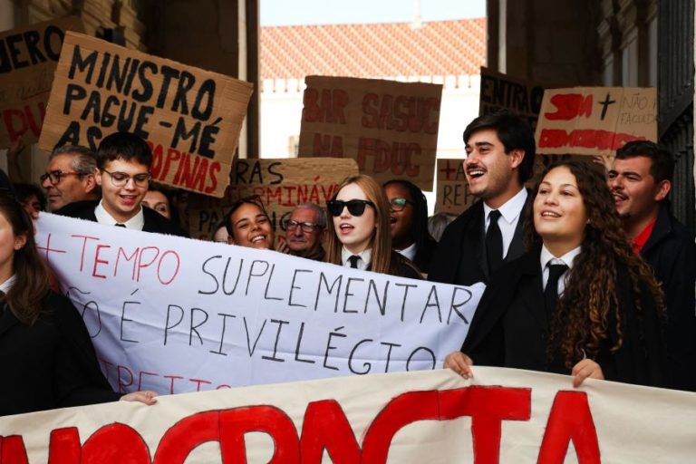 Estudantes da Universidade de Coimbra contra redução de tempo para exames