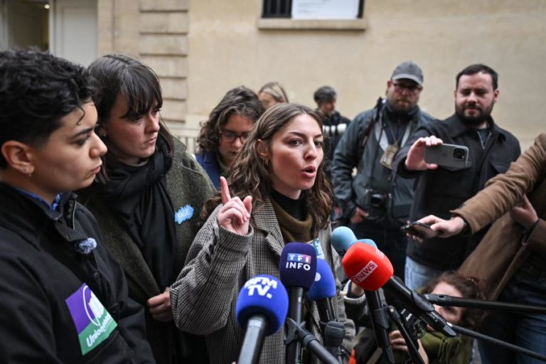 Governo francês intensifica apelos para regresso às aulas, estudantes mantêm protesto