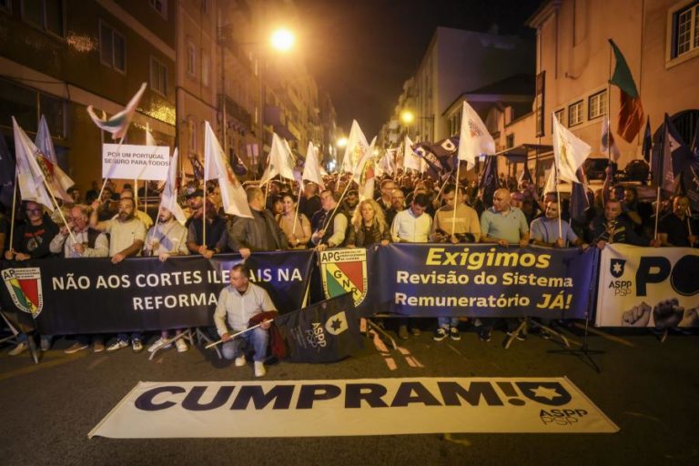 Mais de mil polícias em manifestação prometem voltar aos protestos
