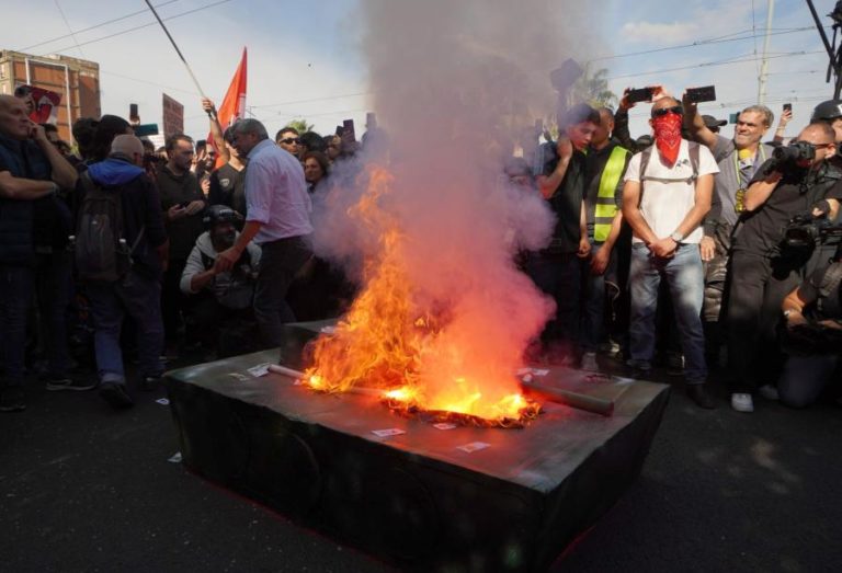 Milhares protestam em Itália contra aumento do custo de vida e políticas do Governo