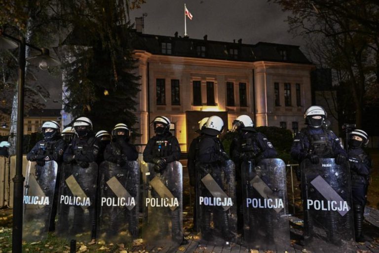 Presidente do tribunal constitucional da Polónia afastado e polícia mobilizada