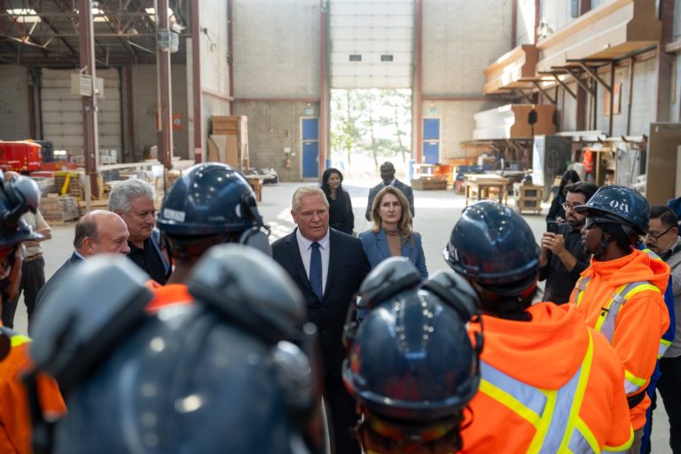 Doug Ford E Trevor Jones No Centro De Formação
